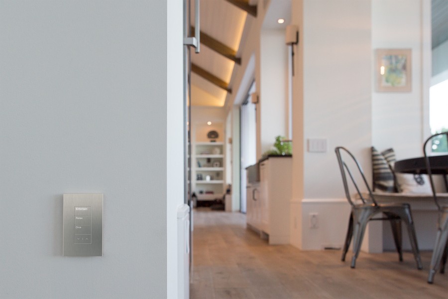 An elegant Tampa living room showcasing Lutron lighting control with customizable scenes and sophisticated keypads.